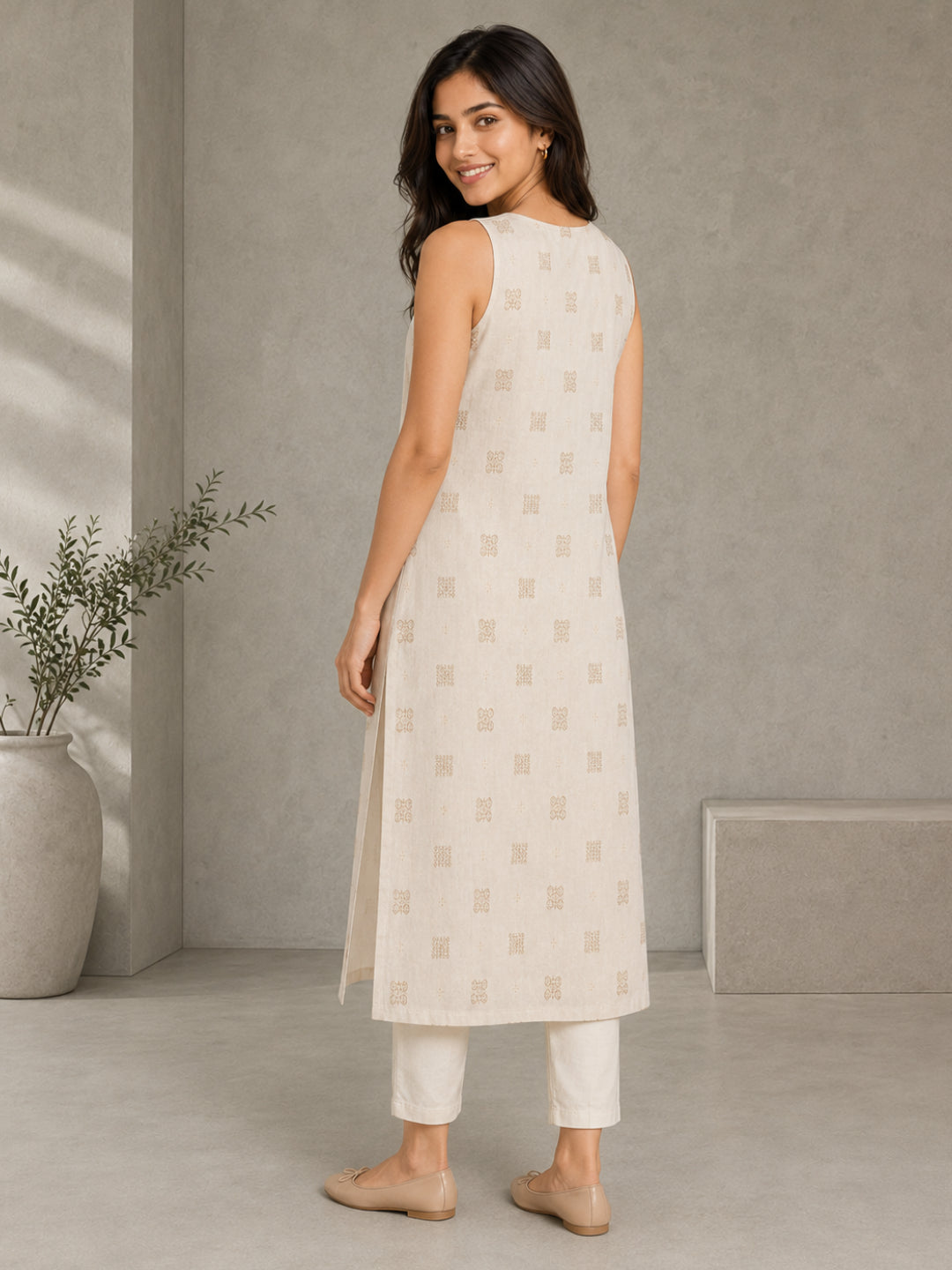 Sleeveless Kurti with Golden Butti - BluAuraa
